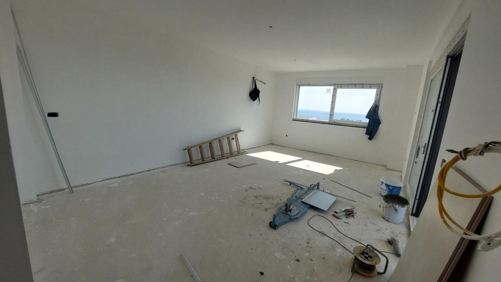 Světlý obývací pokoj s výhledem na moře