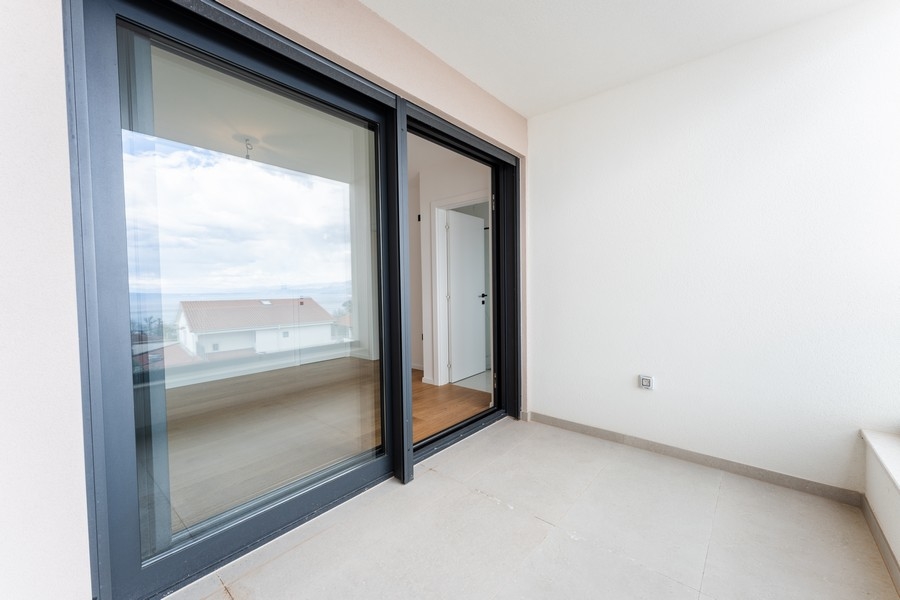 Částečně krytá terasa s výhledem na moře