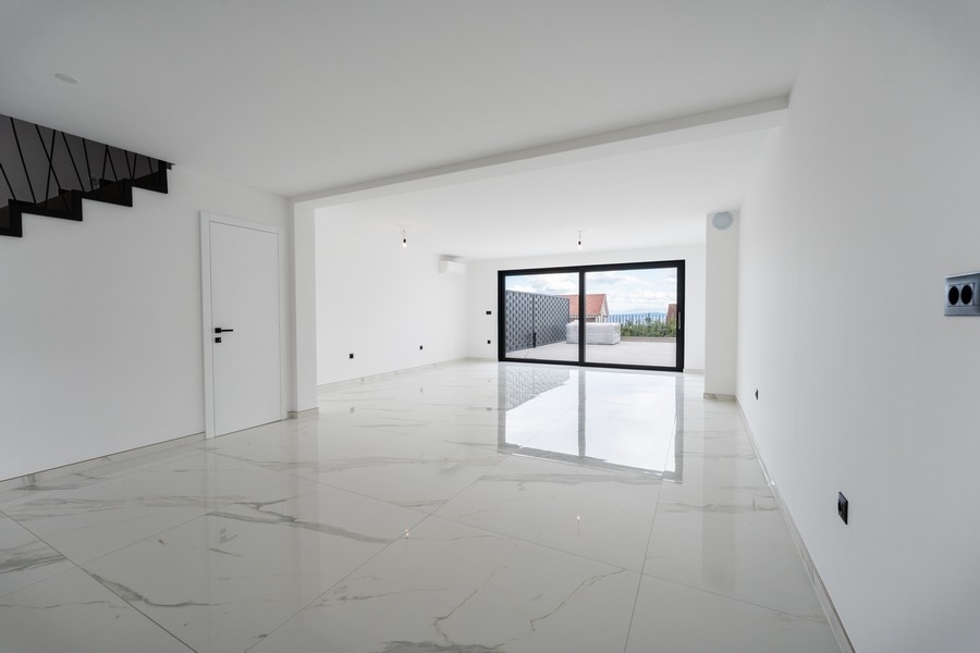 Světlý obývací pokoj se vstupem na terasu