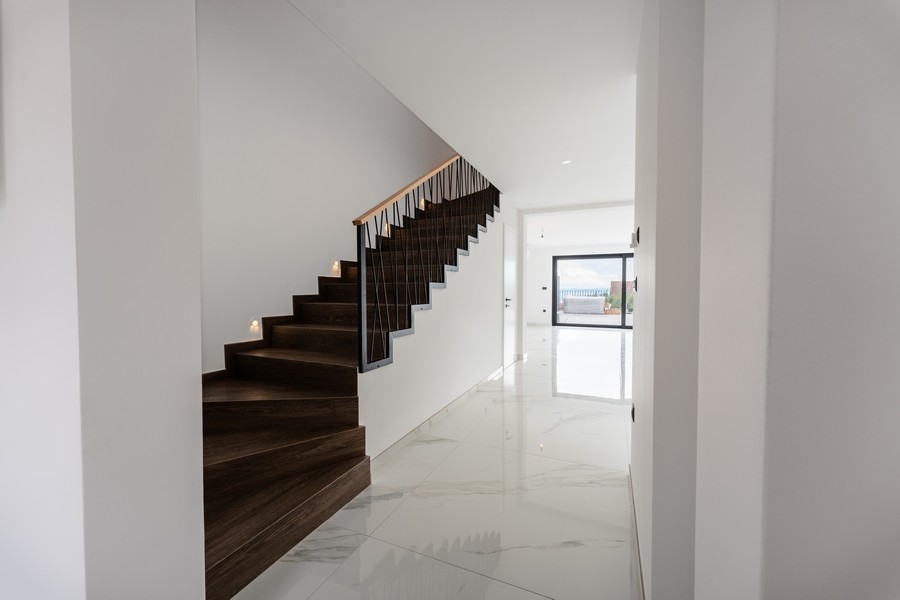 Chodba se schodištěm a výhledem na moře