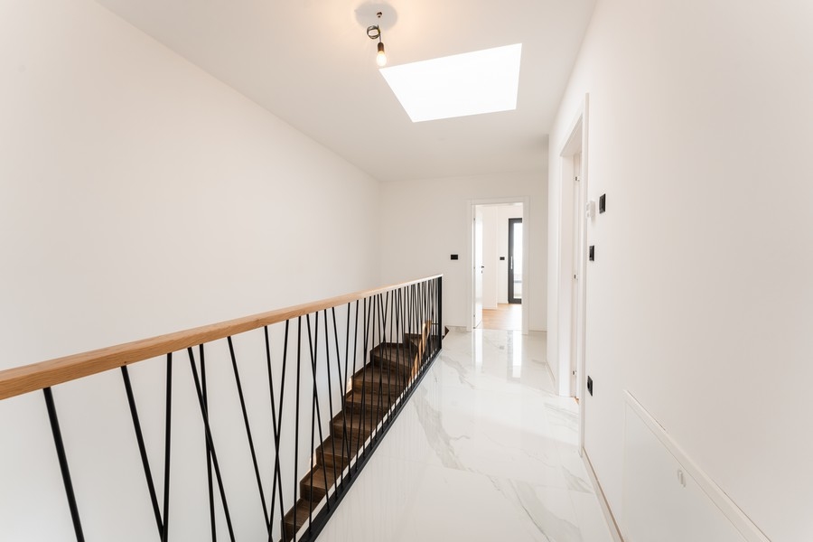 Galerie s prosklenou střechou a prostorem pro schodiště