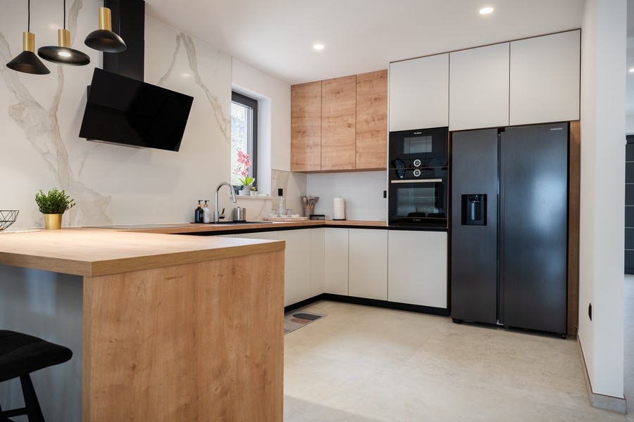 Moderní vybavená kuchyň se vzhledem dřeva