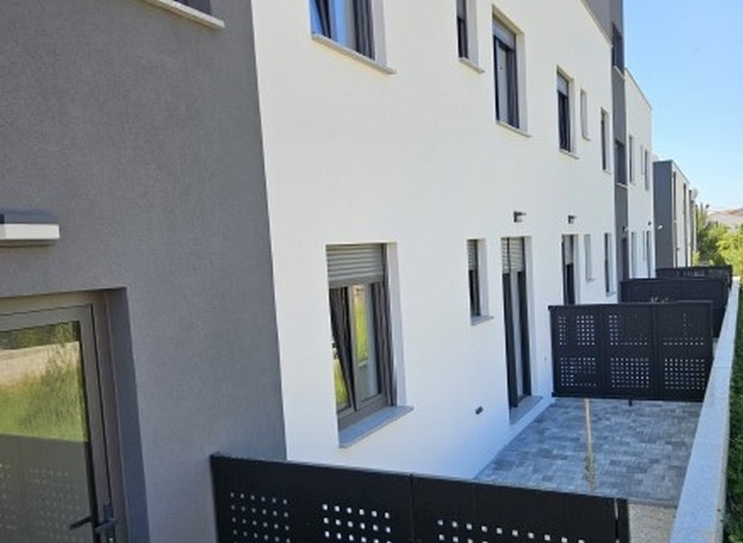 Vnější pohled na obytný komplex s terasou