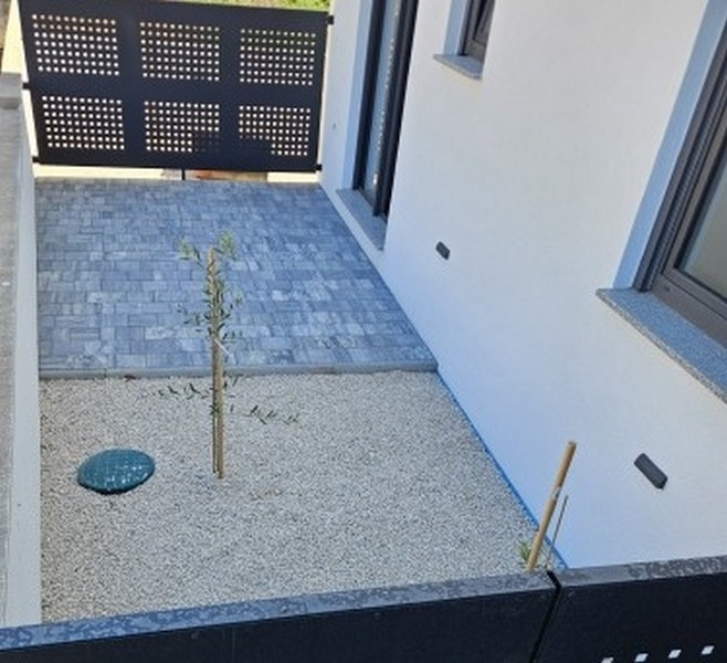 Malá zahrada se štěrkem a výsadbou