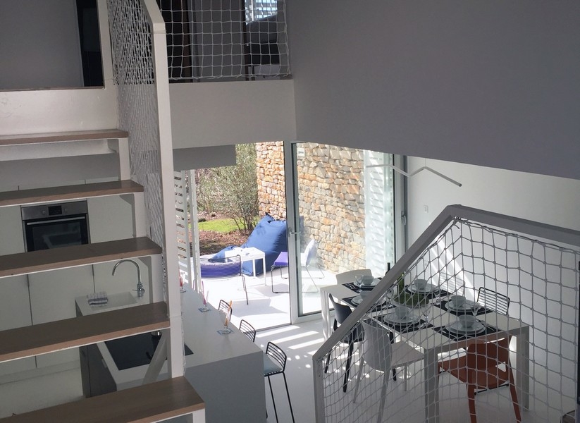 Pohled z galerie do obytných a venkovních prostor