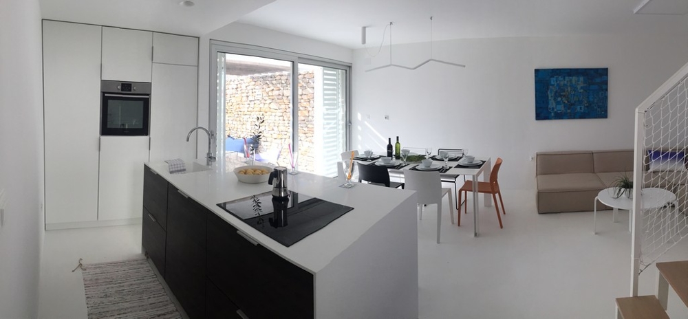 Moderní kuchyně s jídelním koutem a vstupem na terasu