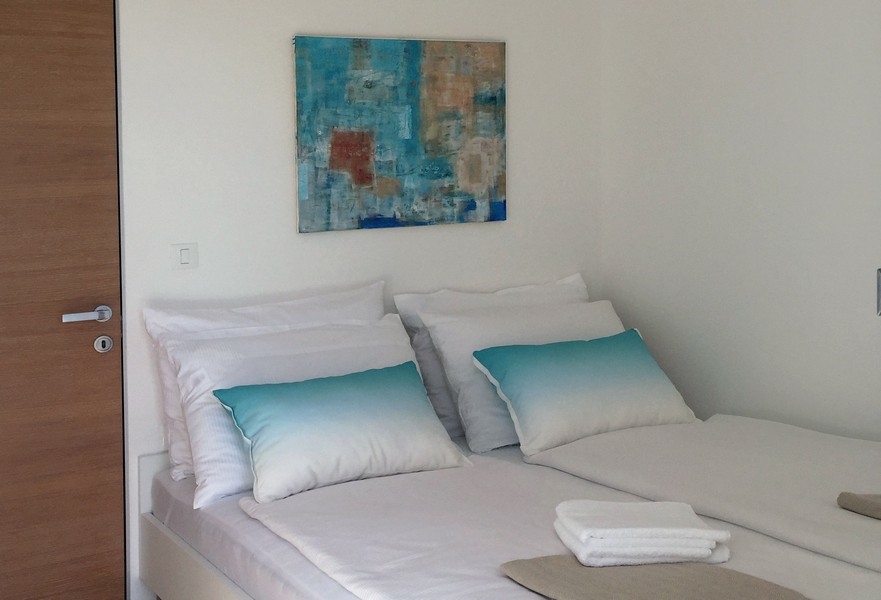 Ložnice s manželskou postelí a nástěnnou malbou