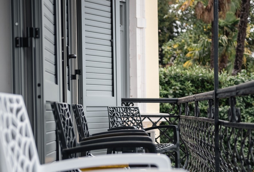 Terasa stylového objektu A3652 v Opatiji, Chorvatsko.