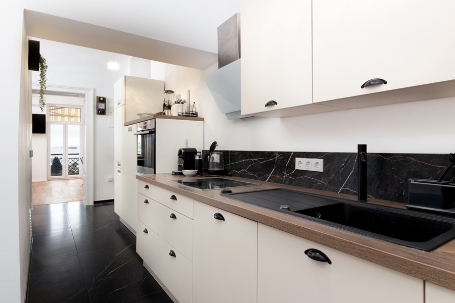 Moderní kuchyně s tmavou pracovní deskou