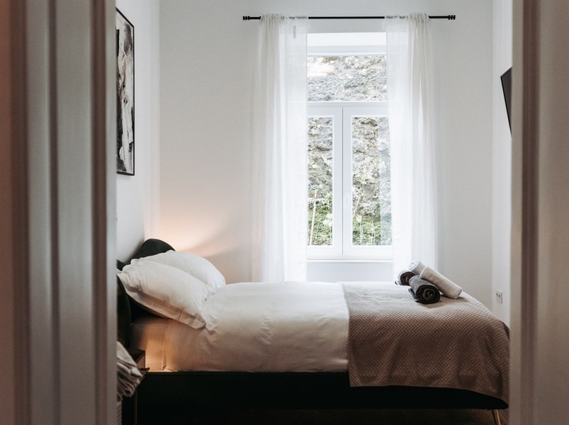 Ložnice s jednolůžkem a světelnými závěsy