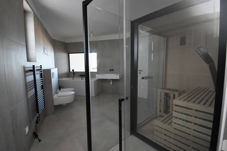 Sauna a sprchový kout v úrovni podlahy v koupelně