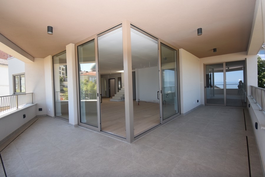 Krytá terasa s proskleným průčelím a vstupem do obývacího pokoje