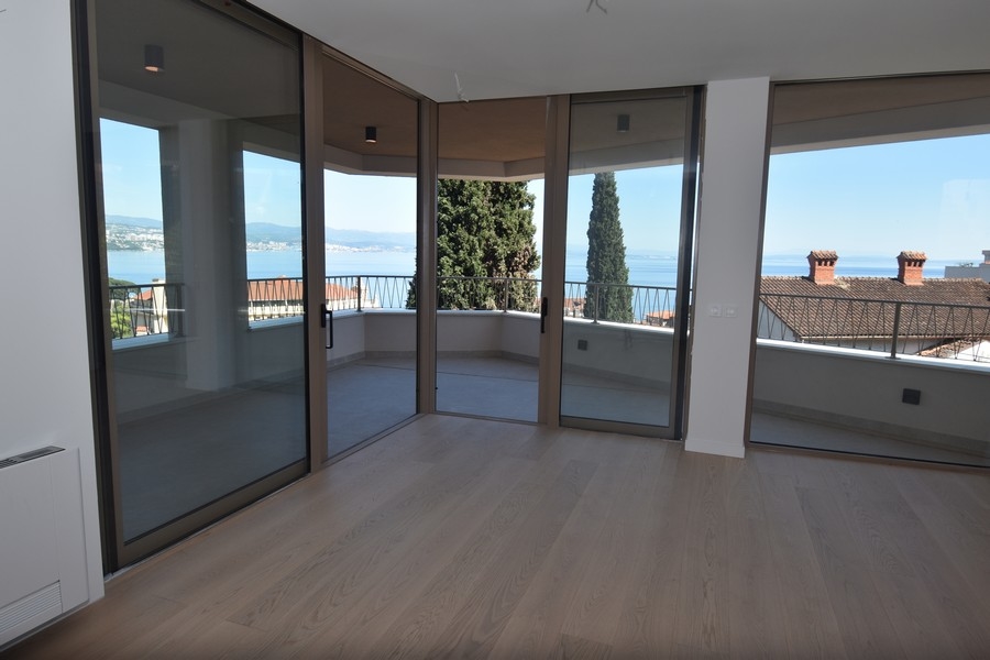 Vnitřní pohled s výhledem na moře přes velké přední okno