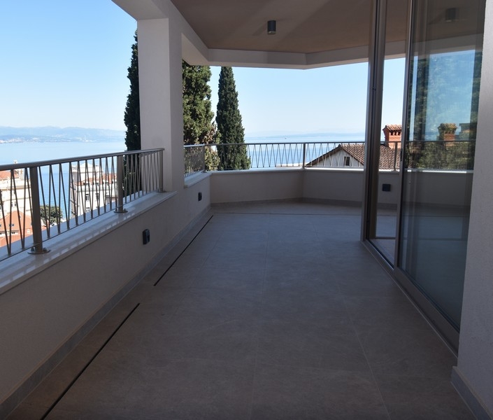 Terasa s výhledem na moře a moderní parapet