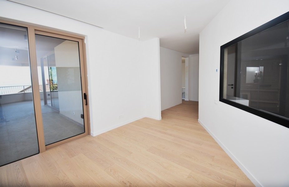 Světlá chodba se vstupem na terasu