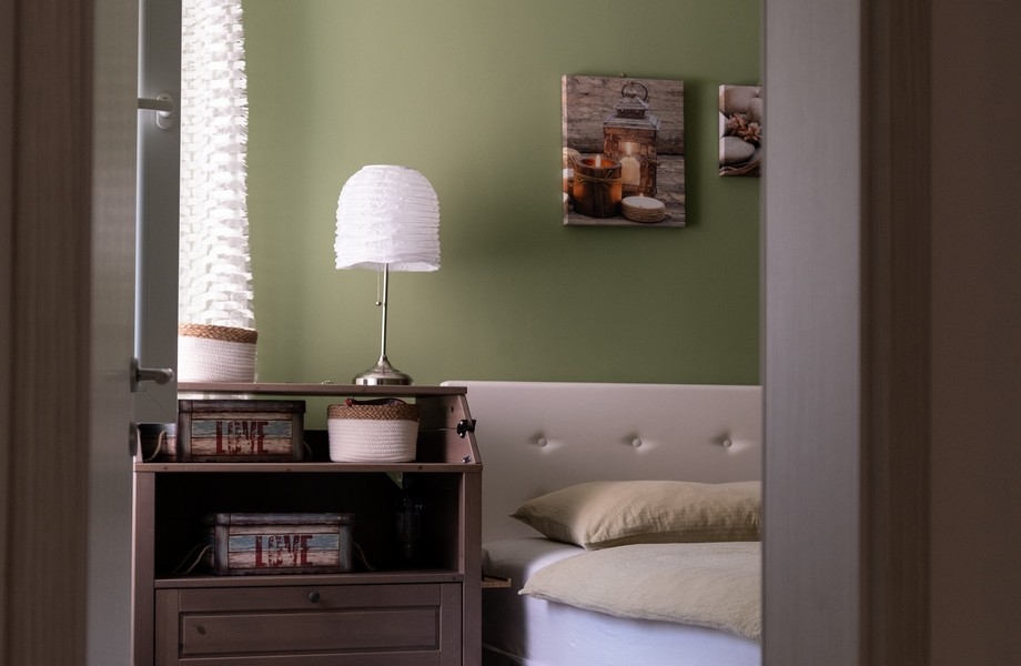 Pohled do ložnice s noční lampičkou