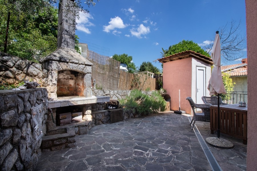 Kamenná terasa s cihlovým grilem