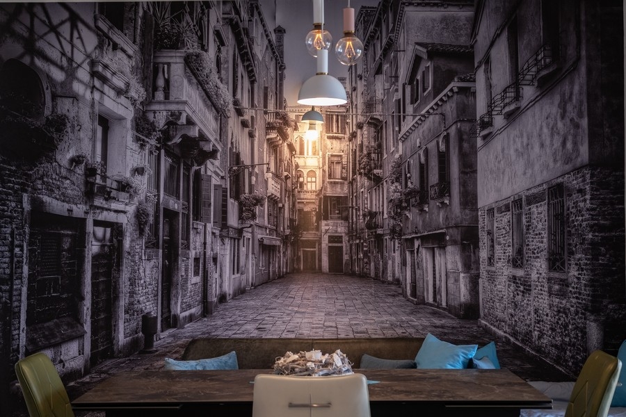 Jídelna s velkou nástěnnou malbou