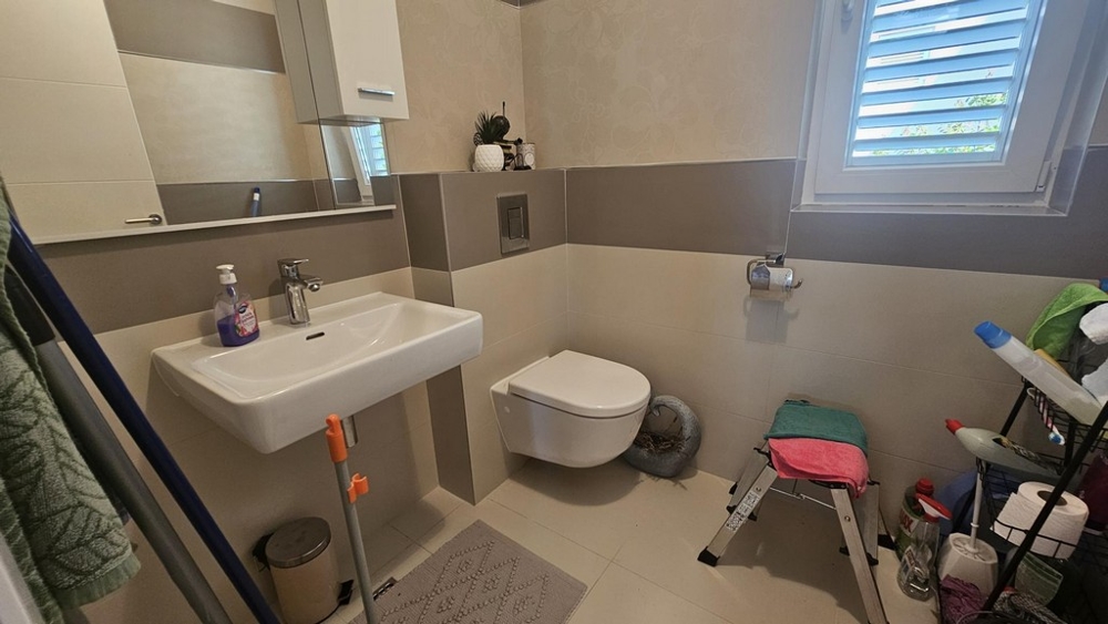 WC pro hosty s oknem