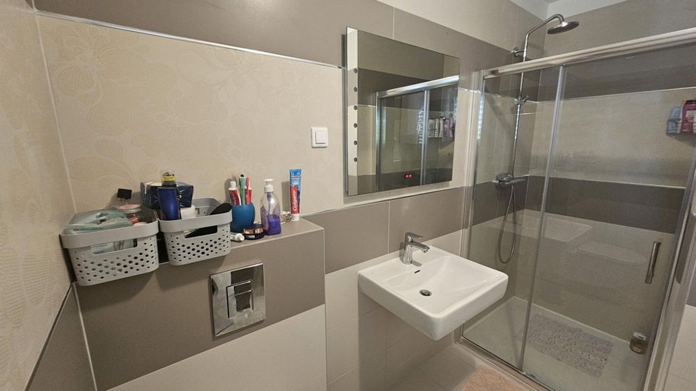 Koupelna se sprchovým koutem a umyvadlem