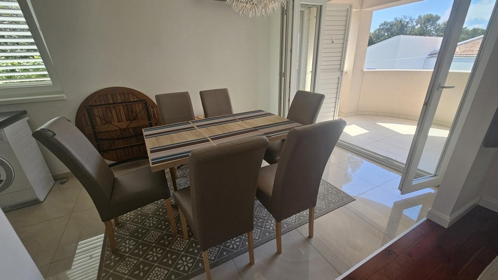 Jídelna se vstupem na balkon