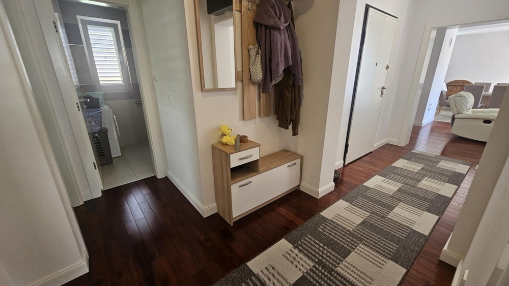 Předsíň s výhledem do koupelny a obývacího pokoje