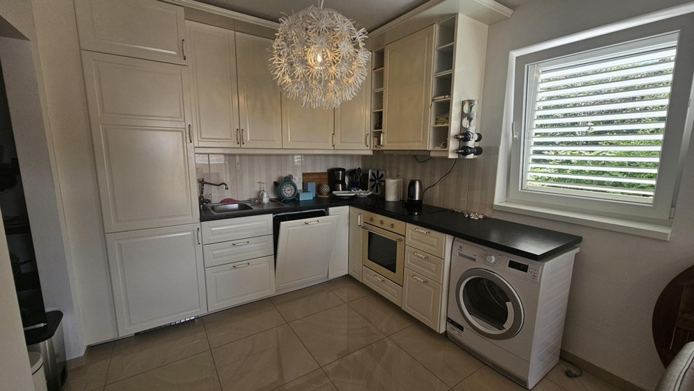 Vybavená kuchyně s pračkou