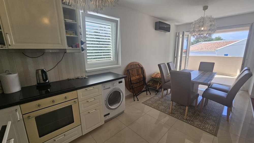 Kuchyň a jídelní kout se vstupem na balkon