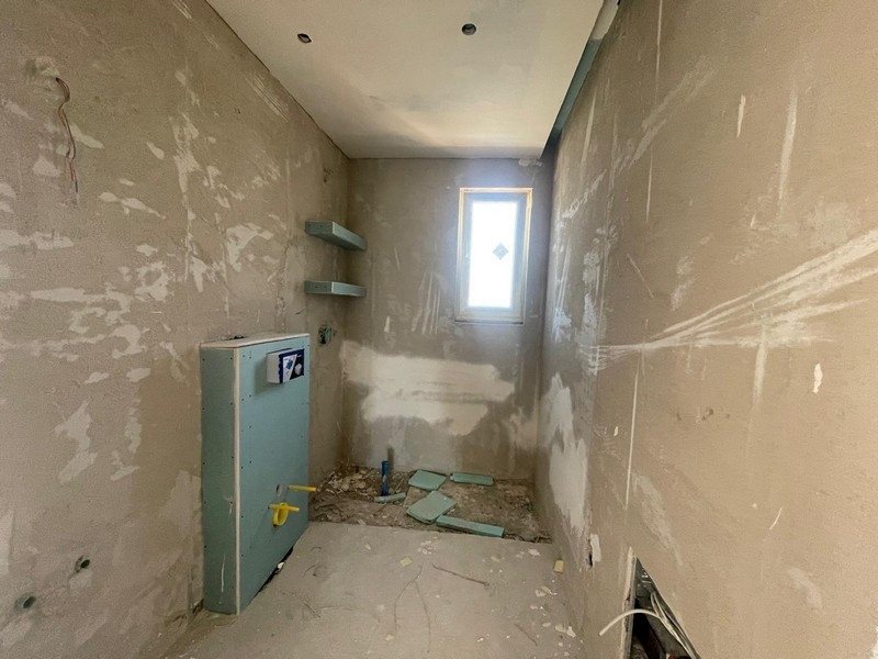 Koupelna v skořepinovém stavu s oknem