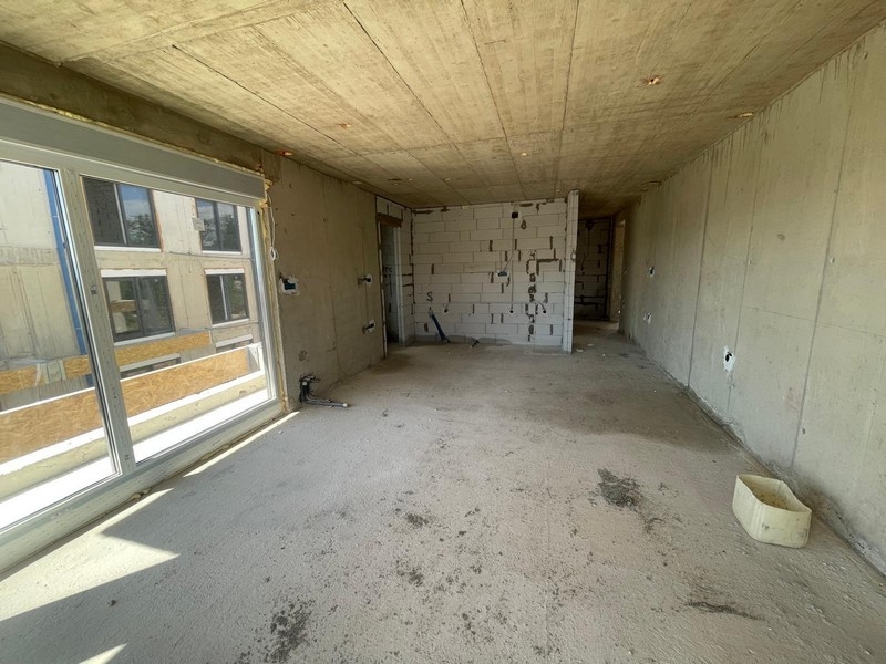 Interiér ve skořepině s předním oknem