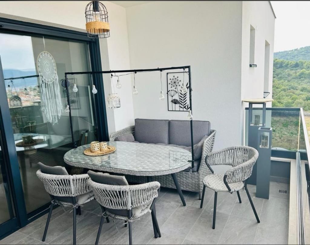 Terasa s jídelním stolem - pozemek A3661 na Čiovu v Chorvatsku.