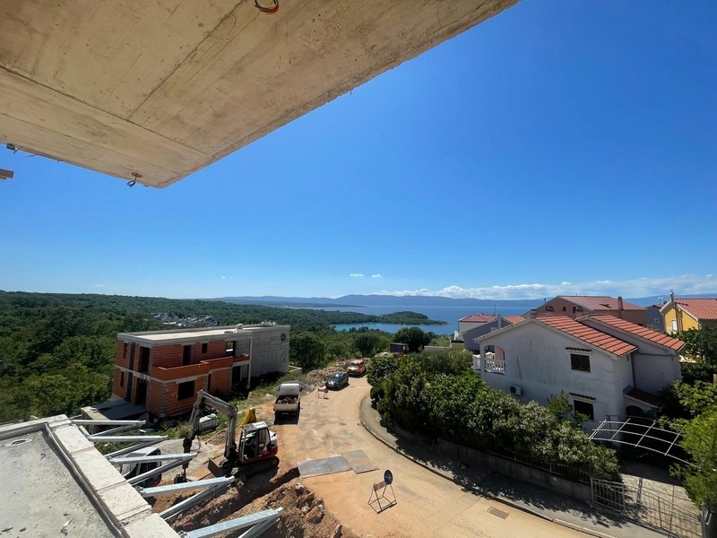 Výhled na moře ze staveniště na svahu