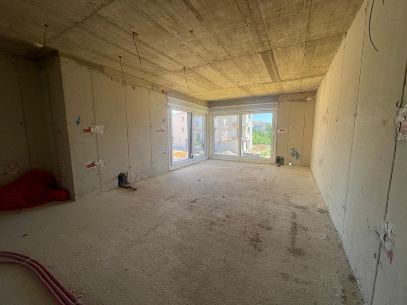 Vnitřní pohled na skořepinu s velkými okenními plochami