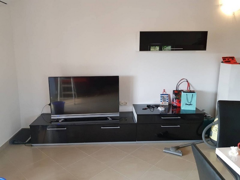 Obývací pokoj s chytrou televizí.