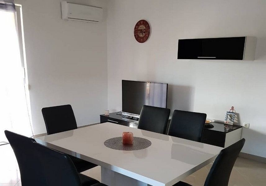 Moderní obývací a jídelní kout s TV