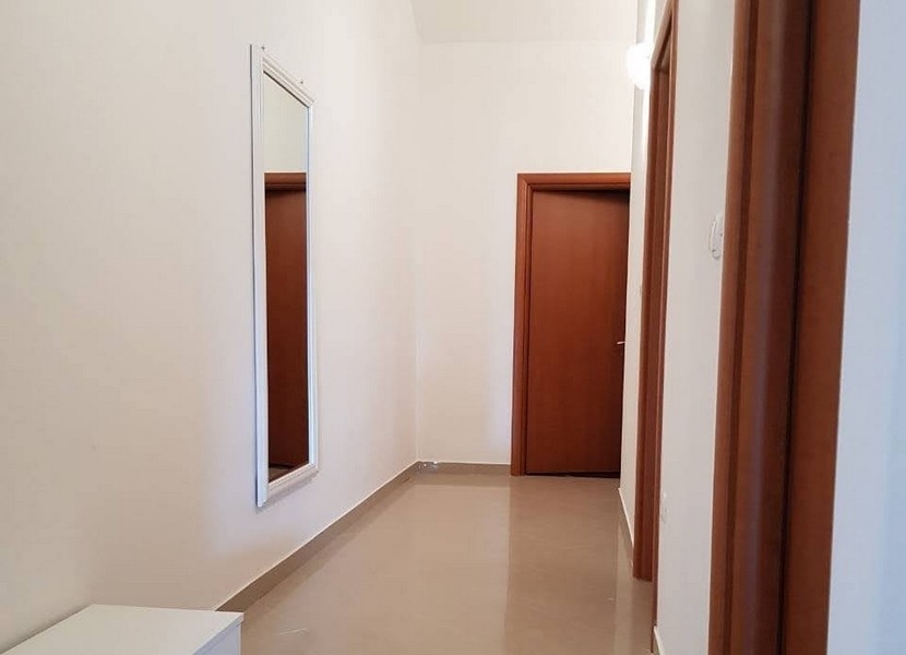 Světlá chodba se zrcadlem