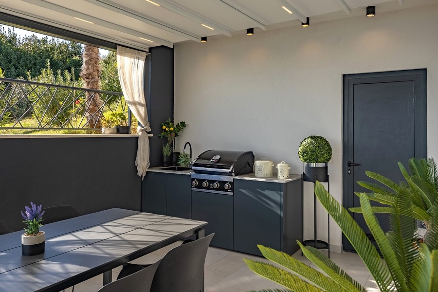 Letní kuchyně s grilem ve venkovním areálu nemovitosti A3669.