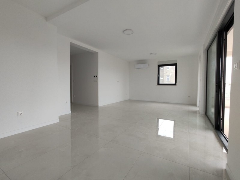 Světlý obývací pokoj apartmánu A3671 v Zadaru, Chorvatsko.