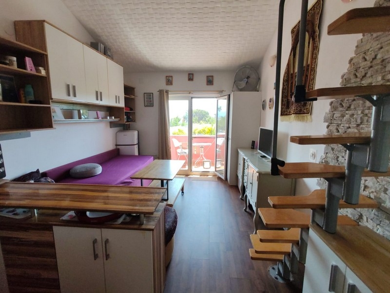 Obývací pokoj se vstupem na balkon a výhledem na moře