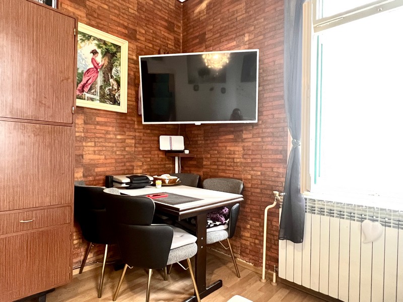 Jídelní kout s TV a obložením stěn