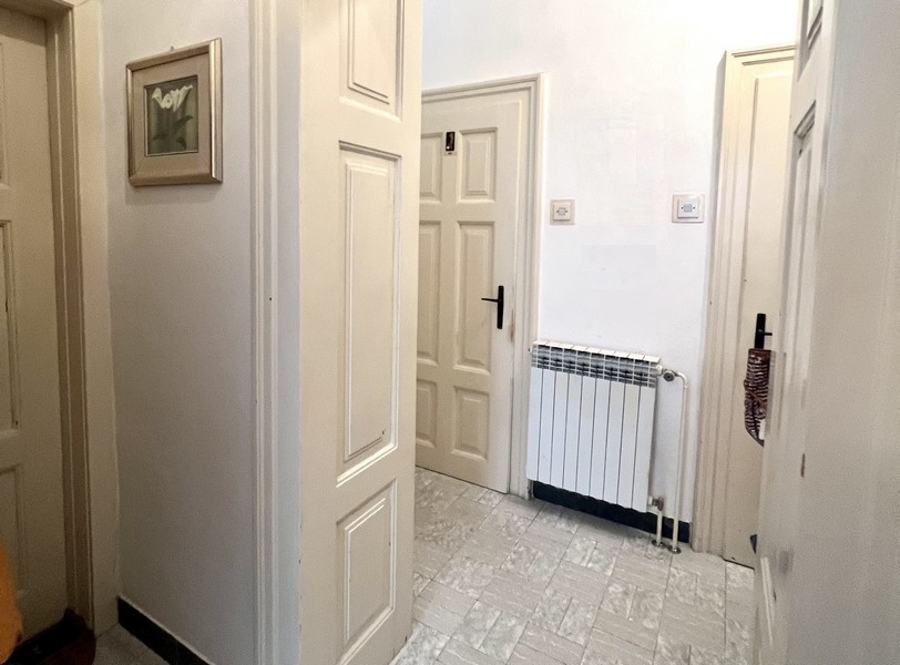 Ložnice s červeným přehozem a oknem