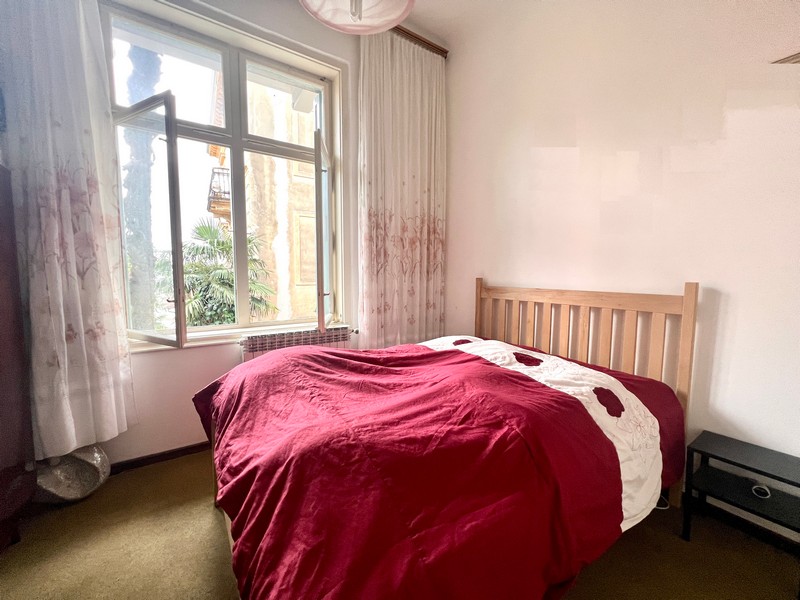 Ložnice se zrcadlovou šatní skříní