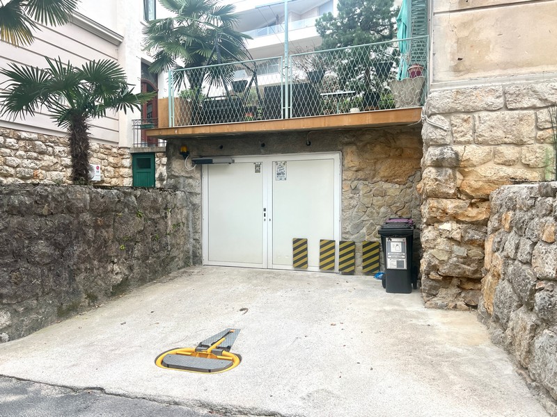 Vjezd do garáže s parkovacím stáním