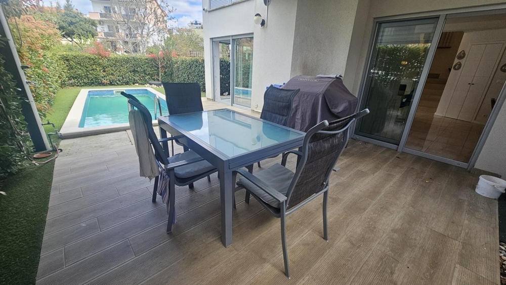 Krytá terasa s výhledem na bazén