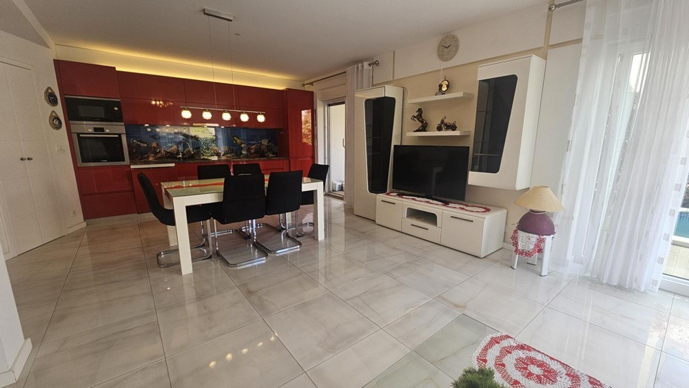 Otevřená kuchyně s jídelním stolem a obývacím pokojem