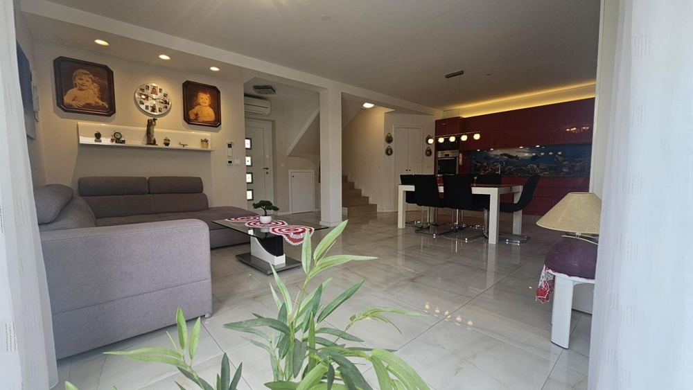 Pohled na obývací a jídelní část se schodištěm