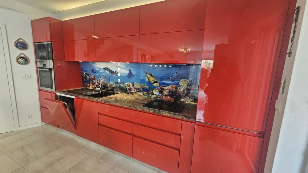 Moderní vybavená kuchyně s motivem moře