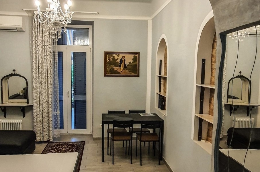 Obývací část se stolem, zrcadlem a výklenkem police