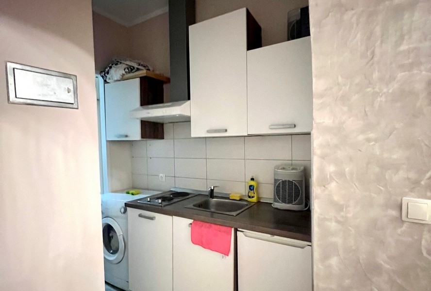 Kompaktní kuchyňský kout s pračkou