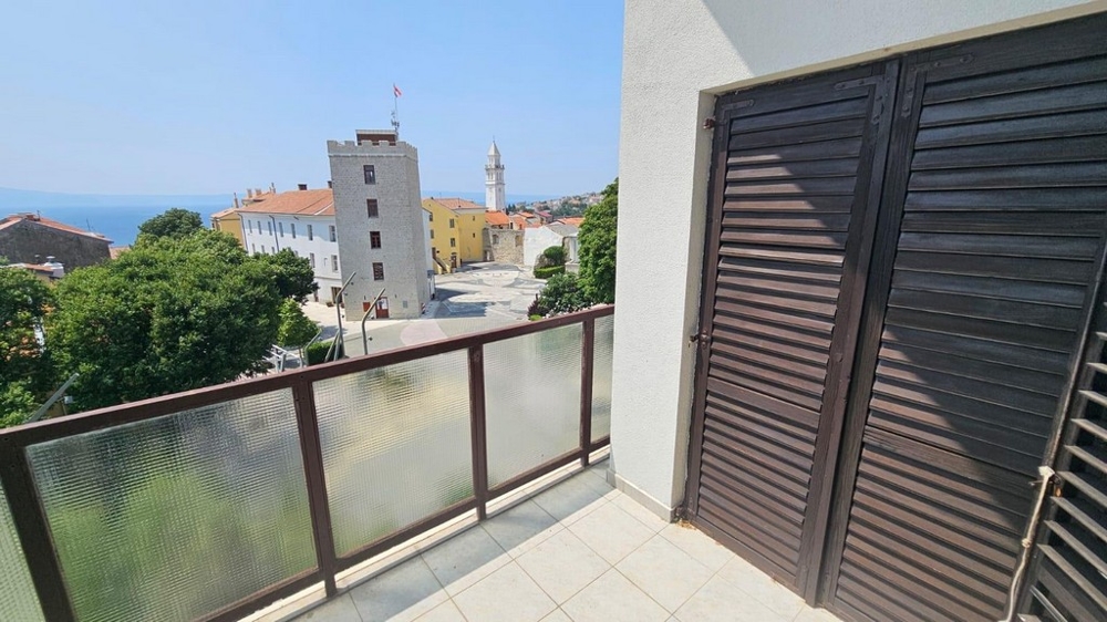 Výhled na Novi Vinodolski a moře v pozadí z nemovitosti A3677.